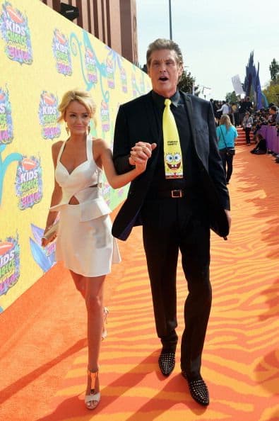 ¡David Hasselhoff llegó con toda la actitud y bien trajeado a estos premios con una divertida corbata de 'Bob Esponja' y un calzado con tachuelas difícil de pasar desapercibido!