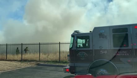 Los equipos del Distrito Metropolitano de Bomberos de Sacramento han atendido varios incendios de vegetación que han estado relacionados o directamente provocados en estos campamentos no regulados.