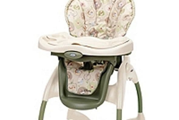 6. SILLAS PARA BEBÉS QUE TIRAN A LOS BEBÉS. Alrededor de 1.2 millones de sillas infantiles Harmony tuvieron que ser retiradas del mercado por su fabricante, el estadounidense Graco Children’s Products, debido a problemas de estabilidad que hacían que se cayeran inesperadamente. Esto debido a que los tornillos se caían y a que el soporte se rompía. (Imagen tomada de Twitter).