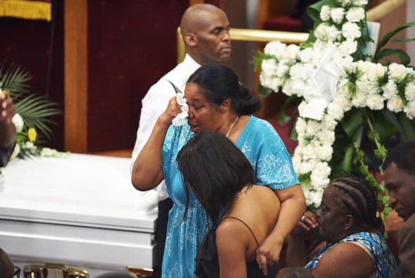 Familiares despidieron a Eric Garner, el hombre que murió bajo custodia de la policía en Staten Island. La agencia municipal que investiga las acusaciones de abusos por parte de la Policía anunció que está estudiando miles de quejas que ha recibido en los últimos años por el uso de técnicas de asfixia para la inmovilización de sospechosos.