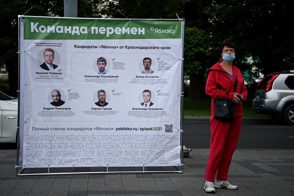 Banner de campaña del partido liberal muestra a quienes eran candidatos para la elección parlamentaria de 2021. Uno de ellos, el opositor Andrey Pivovarov (abajo a la izquierda), encarcelado por el gobierno ruso.
