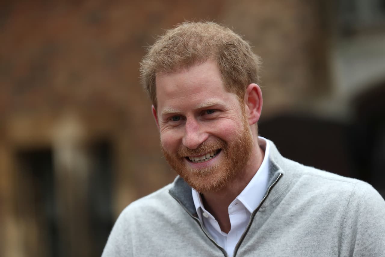 Todos los gestos del príncipe Harry al anunciar el nacimiento de su bebé con Meghan Markle el 6 de mayo de 2019.