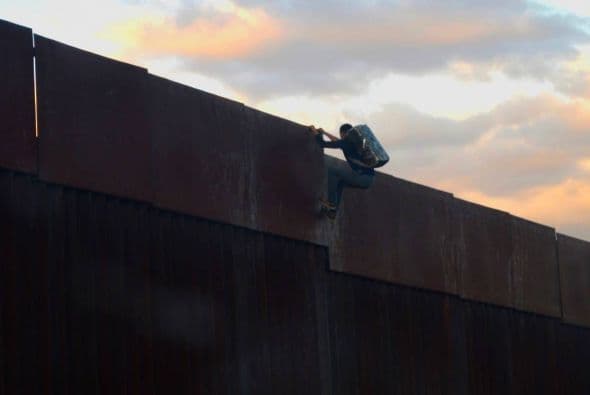 Tráfico constante de droga y personas a los Estadios Unidos es el pan de cada día en la frontera. Estas fotos muestran como a plena luz del día tres traficantes, quienes en su mayoría son menores de edad, saltan en minutos el muro de más de 8 metros de altura cargados de marihuana a sus espaldas con la intención de llegar del otro lado. A pesar de la gran cantidad de agentes de la Patrulla Fronteriza y toda la tecnología, los llamados “Burreros” continúan burlando a las autoridades.