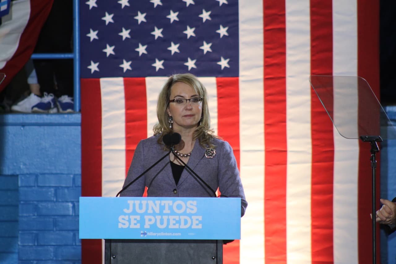 La excongresista Gabrielle Giffords pidió el voto para Clinton y afirmó que es la mejor opción para administrar el país.