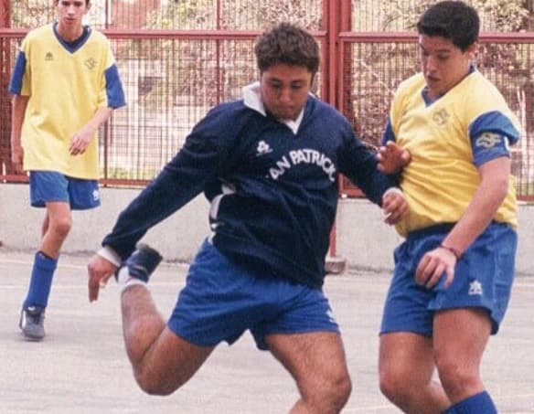 Su gusto por el futbol lo llevó a tocar puertas con el equipo del Real Madrid pero no tuvo éxito y este deporte sólo quedó entre sus aficiones.