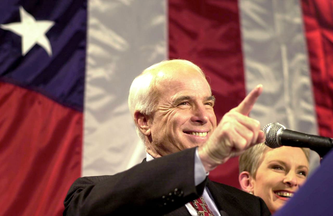 Noche de primarias en Hollywood, California, en marzo de 2000, cuando McCain intentó convertirse en el candidato presidencial republicano.