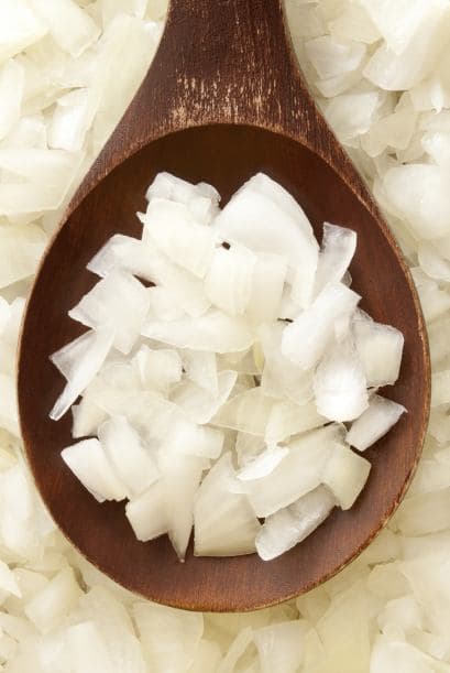 No: cebolla. Cocida, cruda o deshidratada es un gran NO. Sus componentes químicos son altamente tóxicos para tu perro; pueden incluso provocarle anemia.