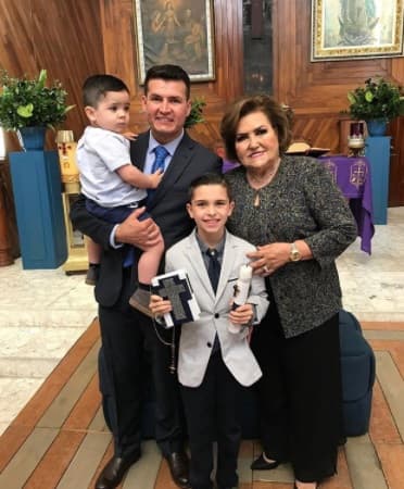 A dicha ceremonia religiosa acudió doña Chuyita, madre de Poncho y Joel y viuda del fundador de El Recodo, Cruz Lizárraga. Aquí junto al festejado Diego, Joel y el pequeño Camilo.