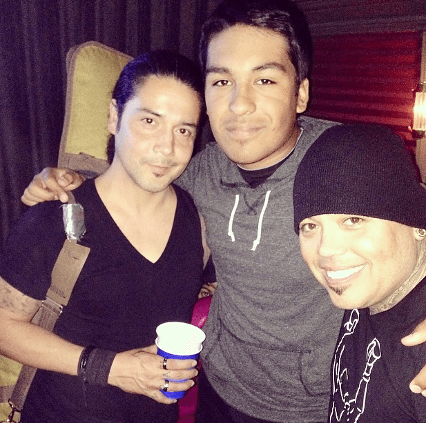 El joven también tiene una relación cariñosa y cercana con sus tíos, Chris Pérez, viudo de Selena, y AB Quintanilla.