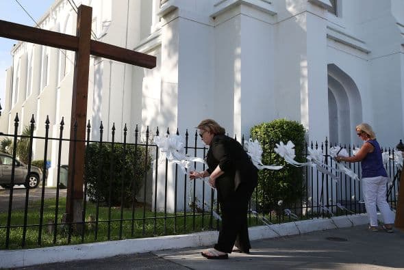 Luego de un tiroteo en una iglesia local que dejó a nueve muertos, la ciudad de Charleston permanecía en duelo este jueves.