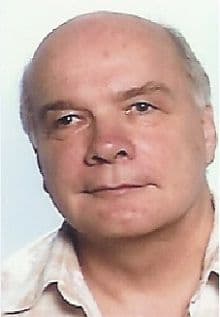 <h3 class="cms-H3-H3"><b>Kent Douglas Eaton</b></h3>
<br>
<br>Este hombre de 77 años, que poseé doble nacionalidad -estadounidense y holandesa- es buscado 
<b><a href="https://www.interpol.int/es/Como-trabajamos/Notificaciones/Ver-las-notificaciones-rojas#2012-292923" target="_blank">acusado de cometer actos lascivos con dos menores de edad</a></b> y por fotografiar a uno más mientras participaba de un acto sexual. 
<br>
<br>Según la interpol, Douglas puede medir entre 1.70 a 1.75 metros y como rasgo distintivo tiene cicatrices en la barbilla, labio y cuello. 
<br>
<br>
<br>