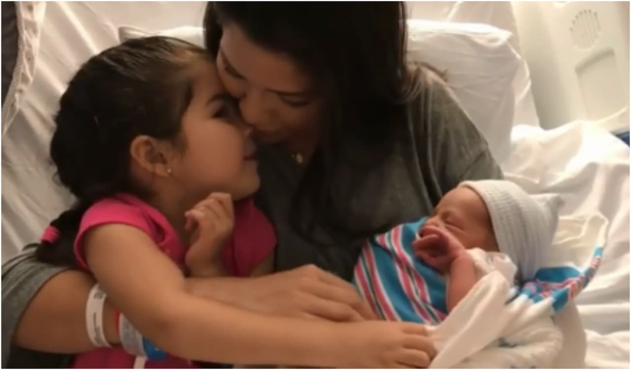 Completamente derretida de amor, Ana Patricia llenaba de besos a su pequeña que se mostró amorosa con ella y su hermanito.