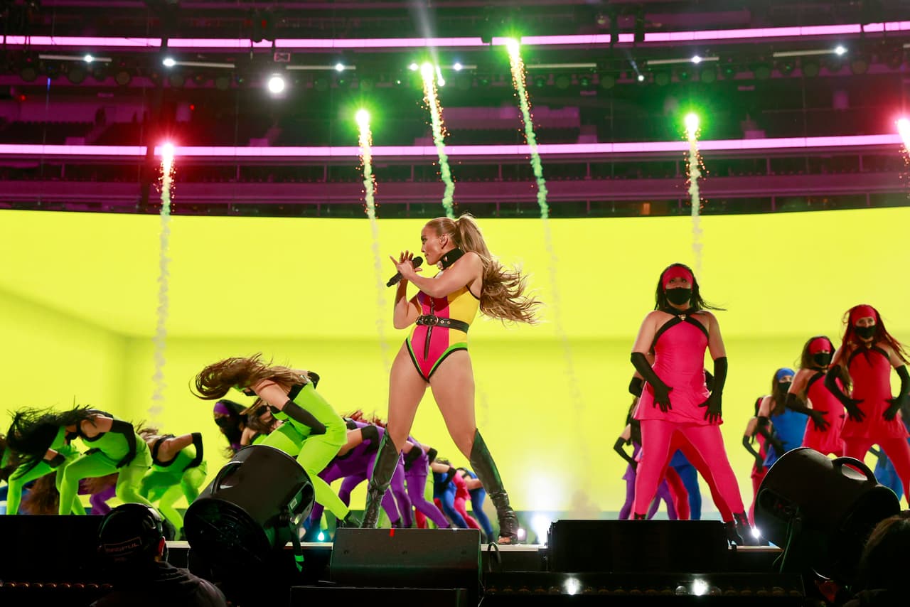 Interpretó tres canciones, una de ellas fue 'Ain't your mama', lanzada en 2016, con una gran cantidad de bailarines y mucho colorido sobre el escenario. 
<br>