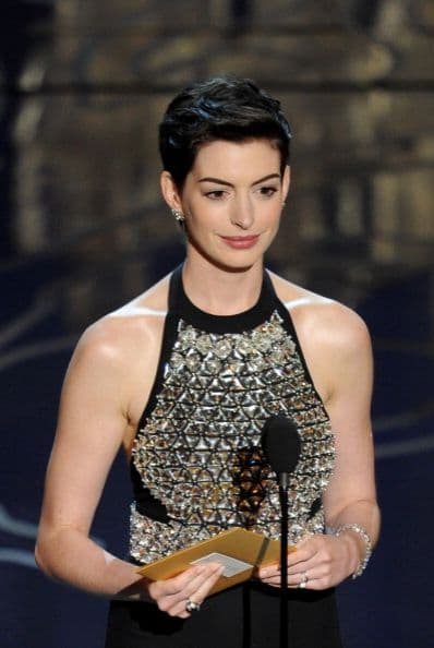 Anne Hathaway durante su discurso en el escenario en la celebración de los "scar en el Hollywood & Highland Center el 2 de marzo de 2014, en Hollywood, California