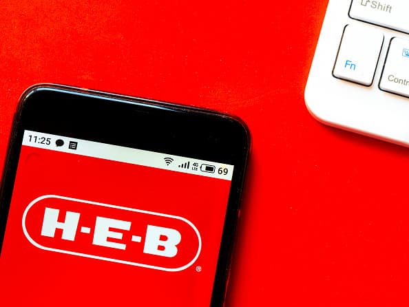 “En consideración de nuestra seguridad, y de conformidad con la ordenanza de la ciudad de San Antonio y según lo solicitado por el gobernador de Texas, H-E-B exige que nuestros empleados y clientes continúen usando cubiertas faciales mientras compran. Apreciamos a todos los que nos ayudaron a mantenernos seguros ", dijo la portavoz de H-E-B, Julie Bedingfield a KSAT.