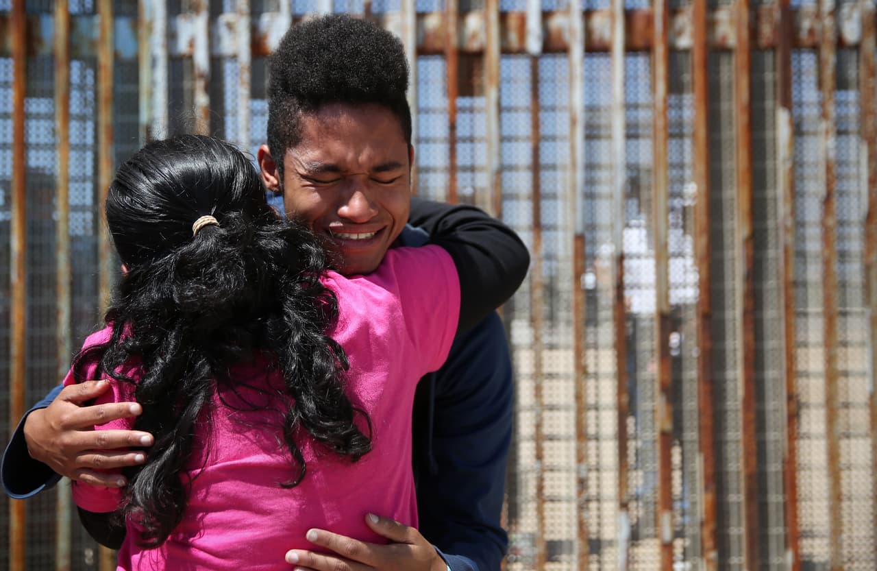 Reabren parque donde se reúnen familias migrantes a través del muro fronterizo