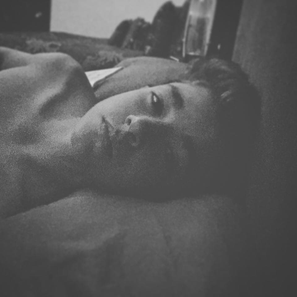 Además de escribir canciones, Ángel Gabriel se expresa a través de los autorretratos que cuelga en su galería de Instagram.