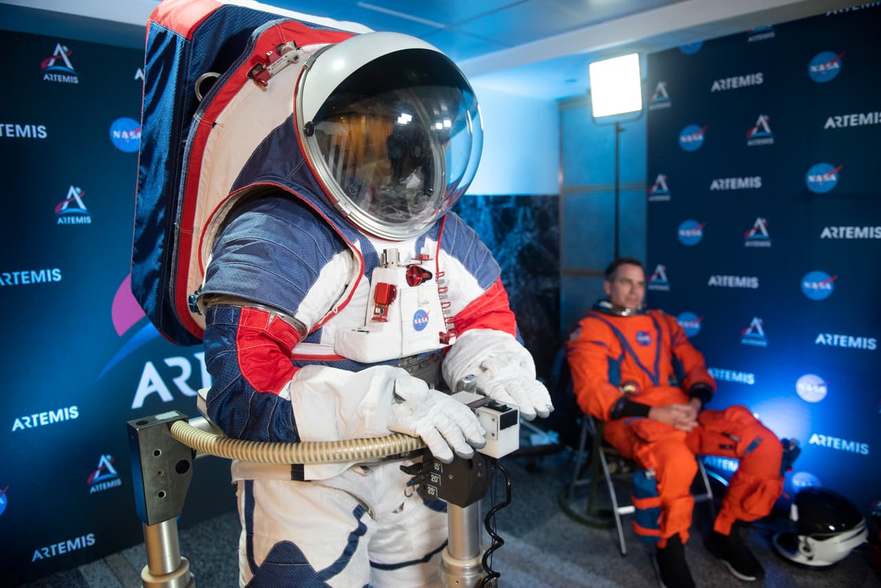 La ingeniera avanzada de trajes espaciales de NASA, Kristine Davis, y el ingeniero principal Dustin Gohmert, vistieron los nuevos trajes en un escenario de la agencia en Washington DC.