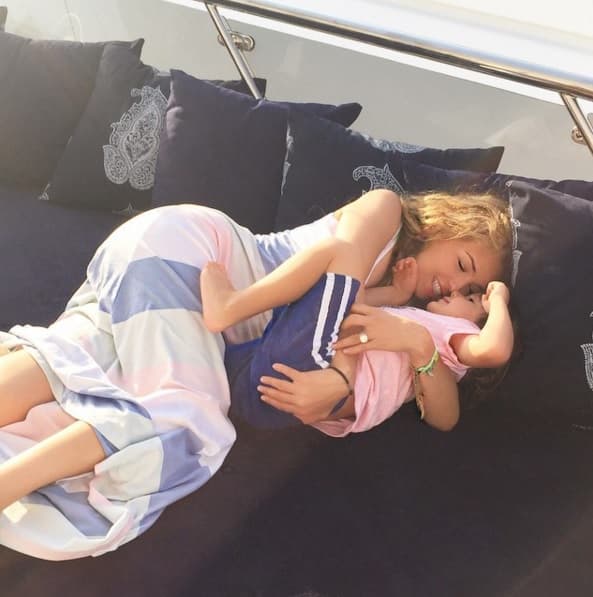 Al ser cuestionada sobre la idea de volver a embarazarse, 'Thalis' dijo que por el momento lo veía muy difícil, pues aseguró que si cuerpo ya no da, e ironizando agregó que su nuevo bebé le comería hasta los huesitos.