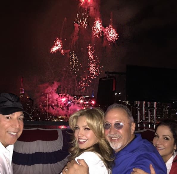 Aunque no por eso deja de disfrutar de la fiesta con los grandes. Aquí la vemos celebrar por todo lo alto el 4 de Julio con los Estefan y con su maridito.