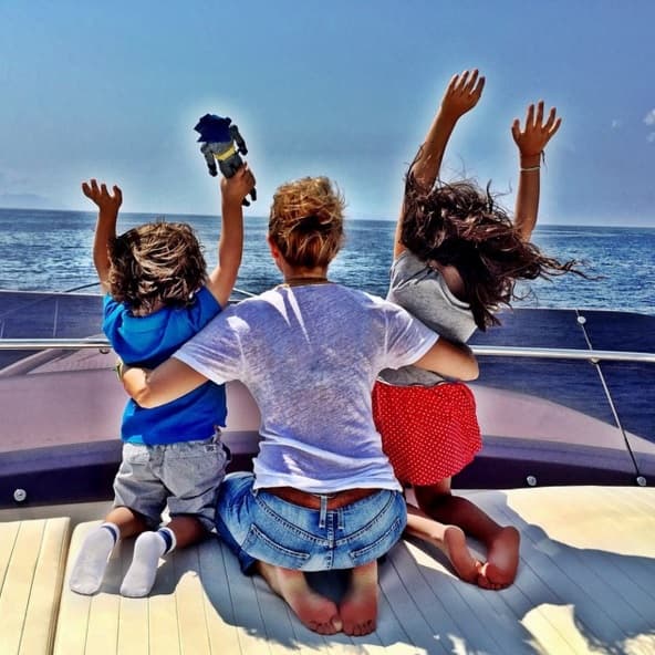 Más allá de las tradiciones, ella se preocupa por hacerles una infancia feliz a sus dos pequeños.