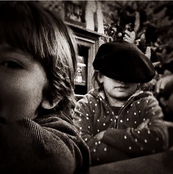 Estos dos niños sí que son afortunados de tener tantas y tantas tradiciones.