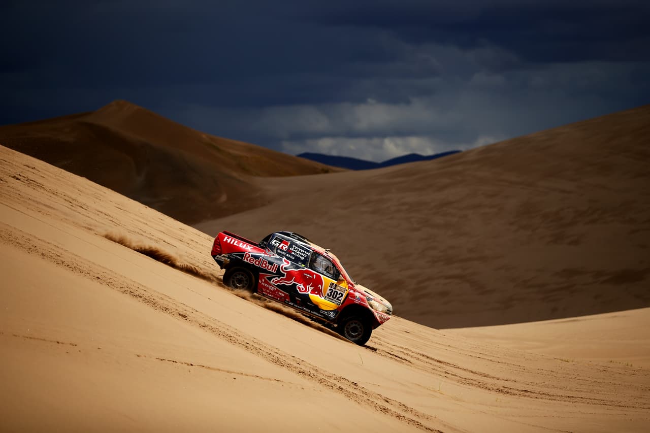 El rally Dakar es la primera gran competencia del año en automovilismo y motociclismo, en recorridos por lugares desérticos en los que los competidores incluso arriesgan su vida. En medio de esa exigencia, la belleza de la naturaleza, multicolor y diversa, adorna la carrera en Suramérica.