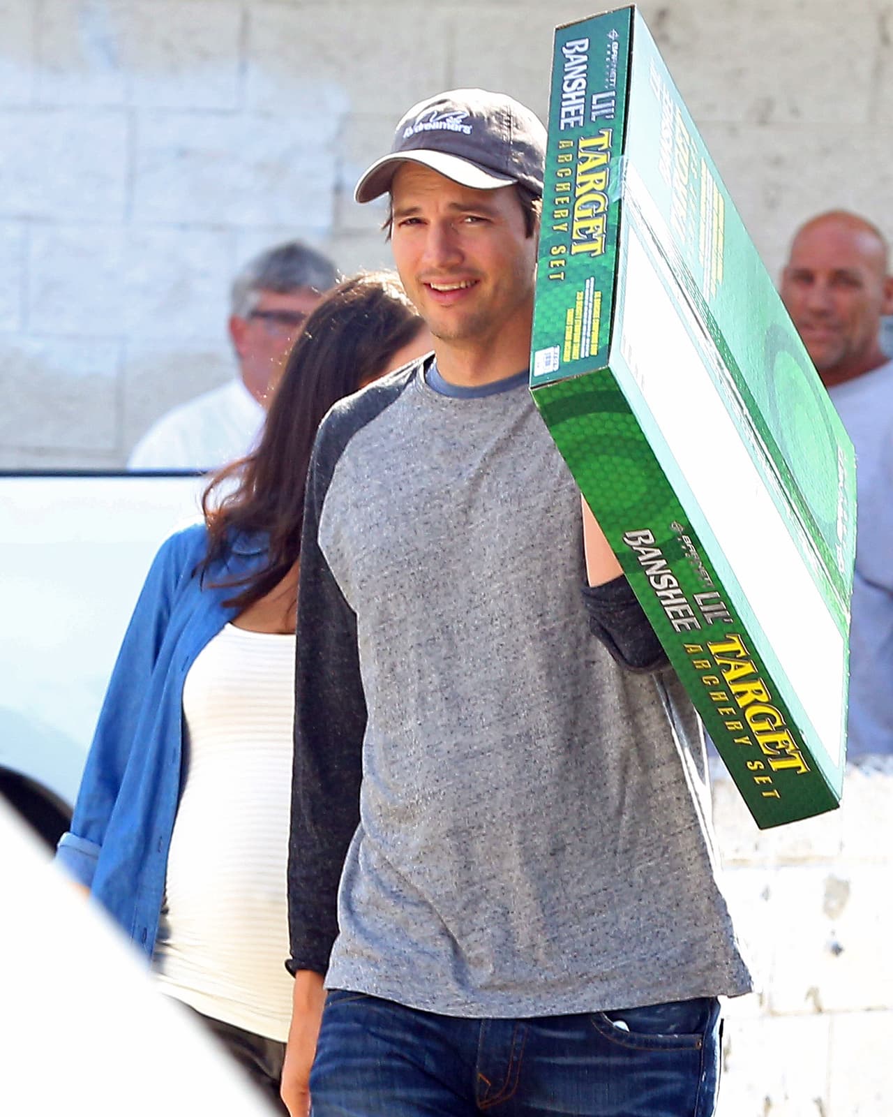 El actor se cubrió con una caja.