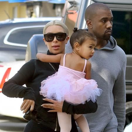 Luego, trajo a colación a Kim Kardashian. "Fue mi esposa quien dijo 'esto es un alma', y lo más aterrador es que 
<b>ella tenía las píldoras</b>, tomas las píldoras y a la mañana siguiente el bebé se ha ido, las tenía en la mano".
<br>