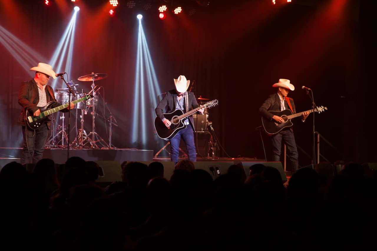 Él levantó los ánimos de los cientos de radioescuchas que se acercaron a disfrutar junto a los locutores de
<b>El Free-Guey</b>.
<br>