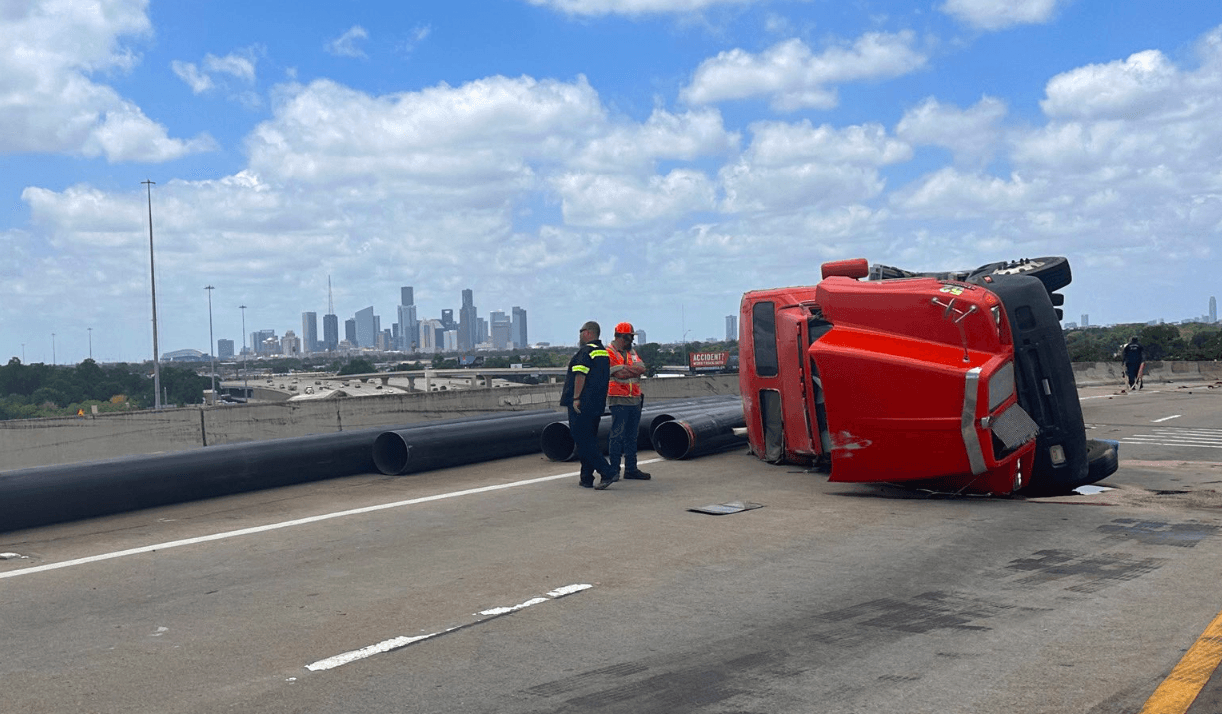 Alerta de tráfico: Cierra un tramo de la autopista I-69 (Eastex Fwy) tras volcadura de un camión