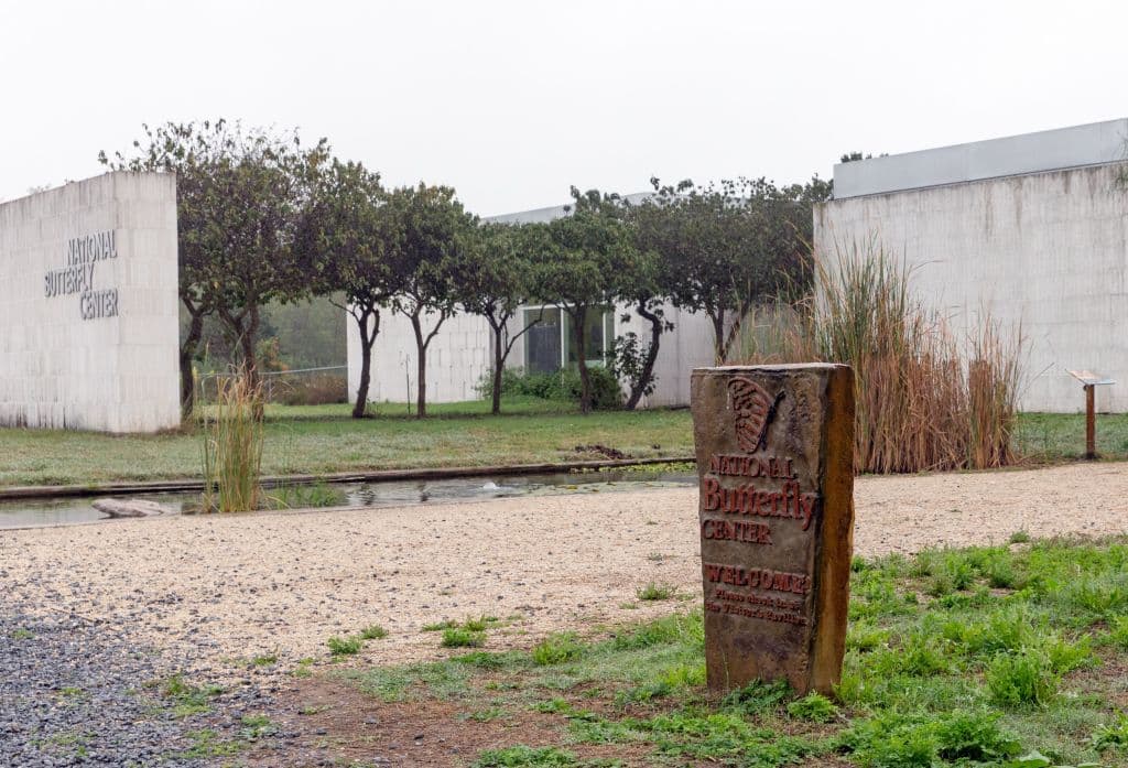Esta es la entrada del Centro Nacional de Mariposas (National Butterfly Center) ubicado en Mission, Texas. Este lugar es un hábitat protegido para las mariposas alrededor del Río Grande, en la zona fronteriza con México.