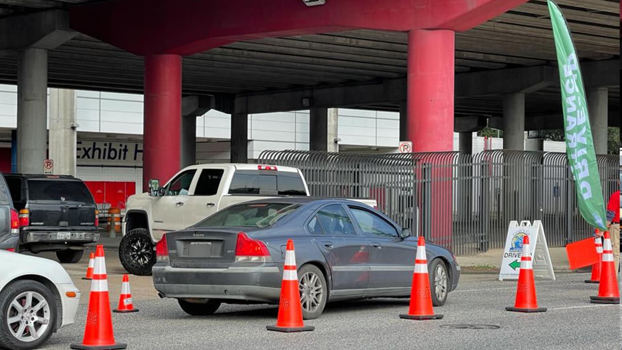 En esta ocasión se les ha pedido a las personas llegar en su automóvil y se les entrega la comida en la cajuela del vehículo.
<br>