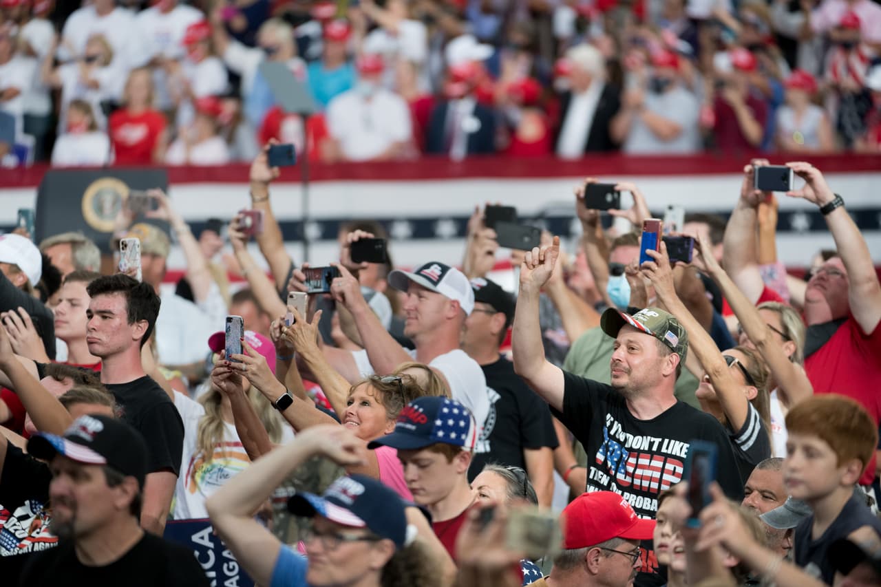 Sin embargo, el más reciente evento de campaña de Trump contradijo las recomendaciones de su propio gabinete.