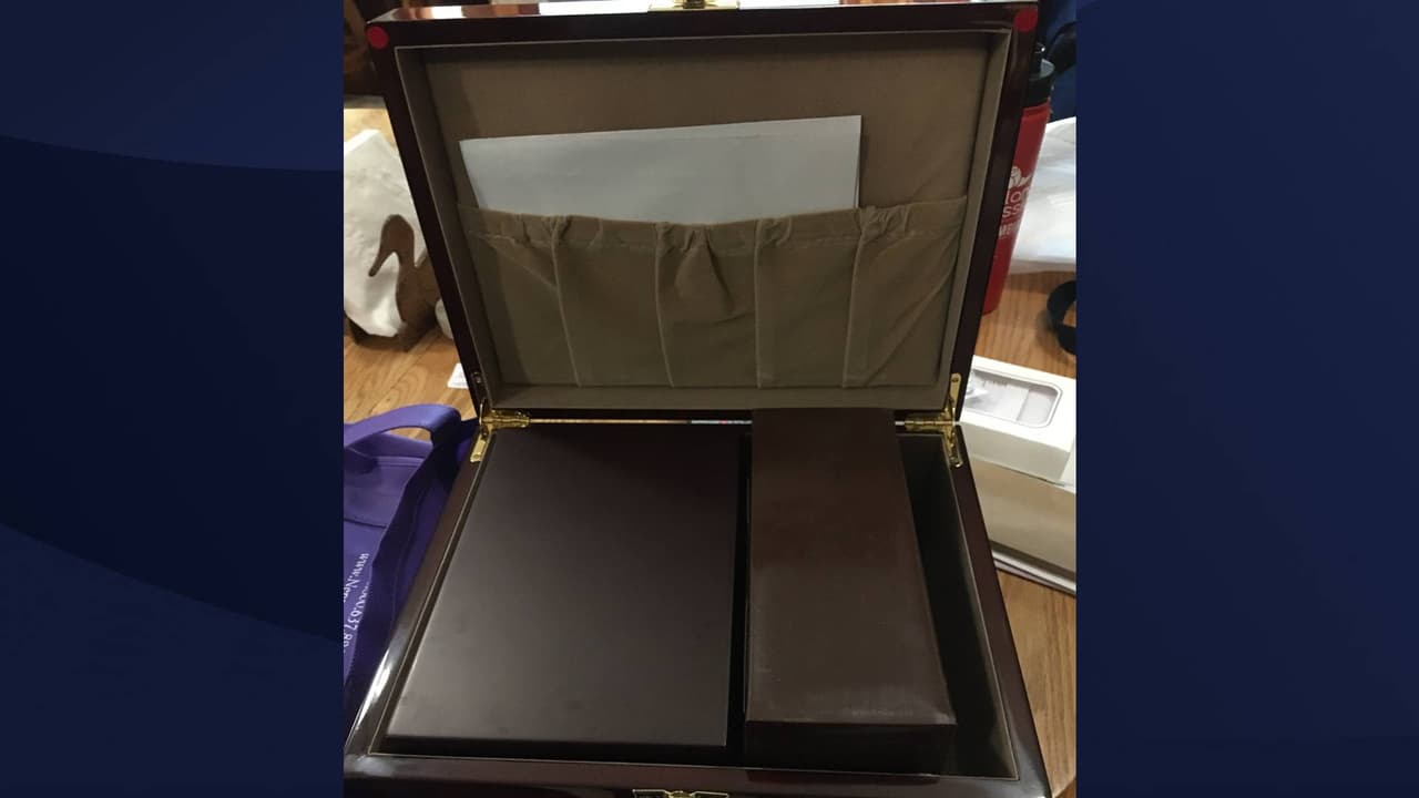 Roban urnas con cenizas de los padres de un hombre que viajaba a México