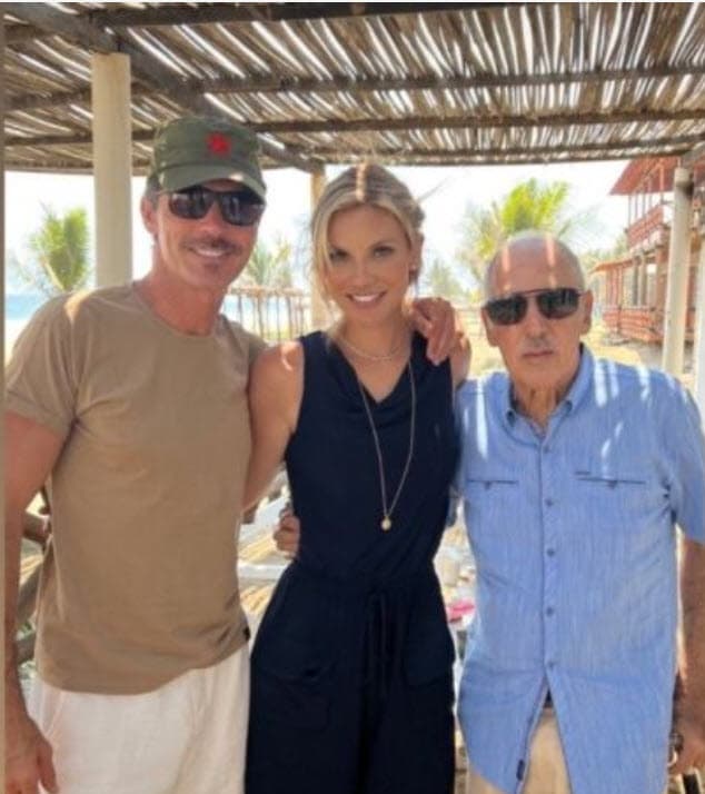 En algunas aparece solo con él, pero en otras también está presente la actual pareja del también actor.
<br>