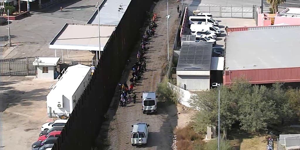 El viernes, encontraron grupos de 93, 101 y 59 inmigrantes, de 10 diferentes países.