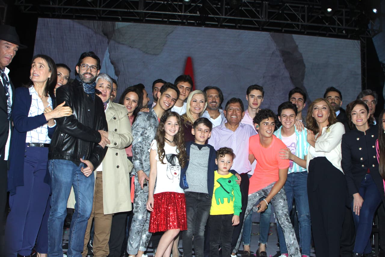 Lety compartió créditos en esta historia con 
<b>Arath De la Torre</b>, 
<b>Sergio Sendel</b>, 
<b>Laura Flores</b>, Víctor González y 
<b>Gaby Platas</b>, entre otras estrellas. 
<b>Emilio Osorio</b> y 
<b>Joaquín Bondoni</b> fueron la pareja protagonista que se enfrentó al rechazo.