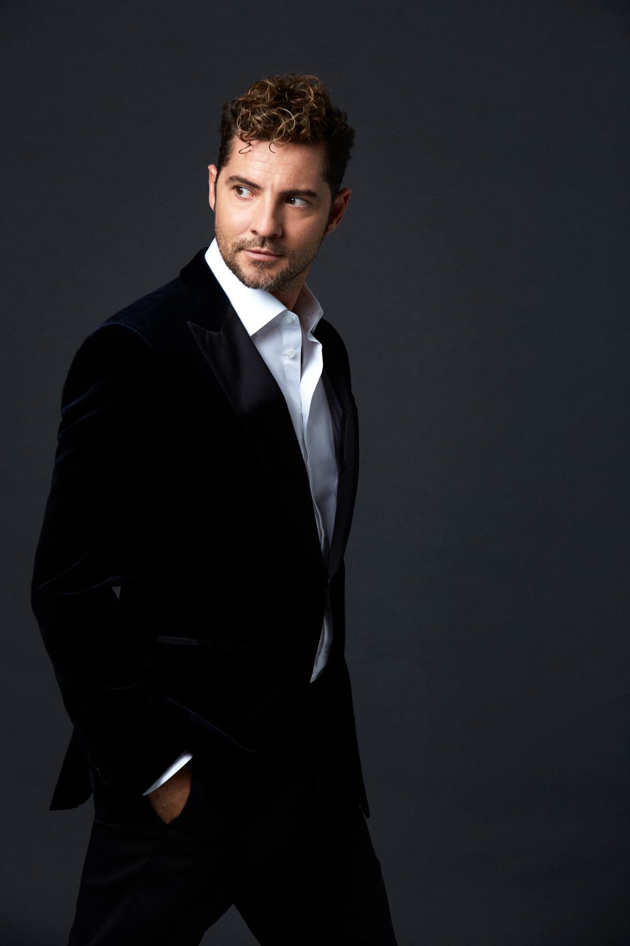 Directamente de España llegará a la gran gala David Bisbal, quien tuvo su primera aparición en esta celebración en 2005. El español está estrenando nueva producción musical de la cual se desprende su tema ‘En tus planes’.