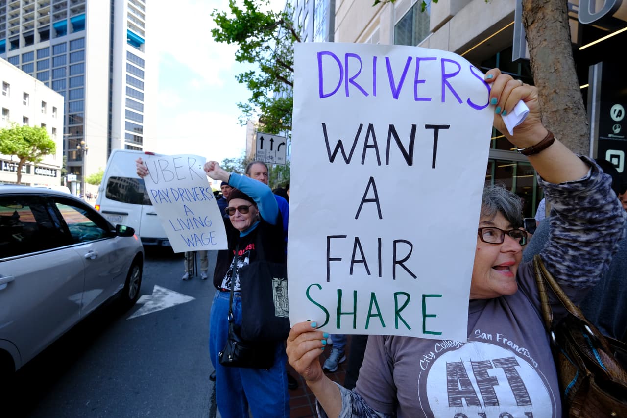 Cientos de conductores de Uber llegaron a las oficinas centrales de Uber en San Francisco como parte del día nacional de acción. Los choferes de Lyft se unieron a las protestas.
<br>