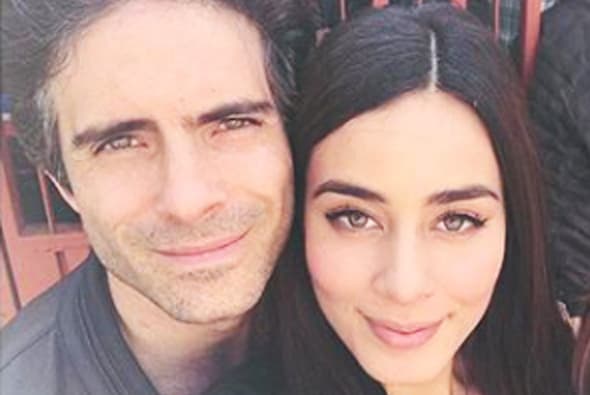 En este nuevo proyecto, Benavides compartió créditos con la actriz Esmeralda Pimentel, su actual pareja.