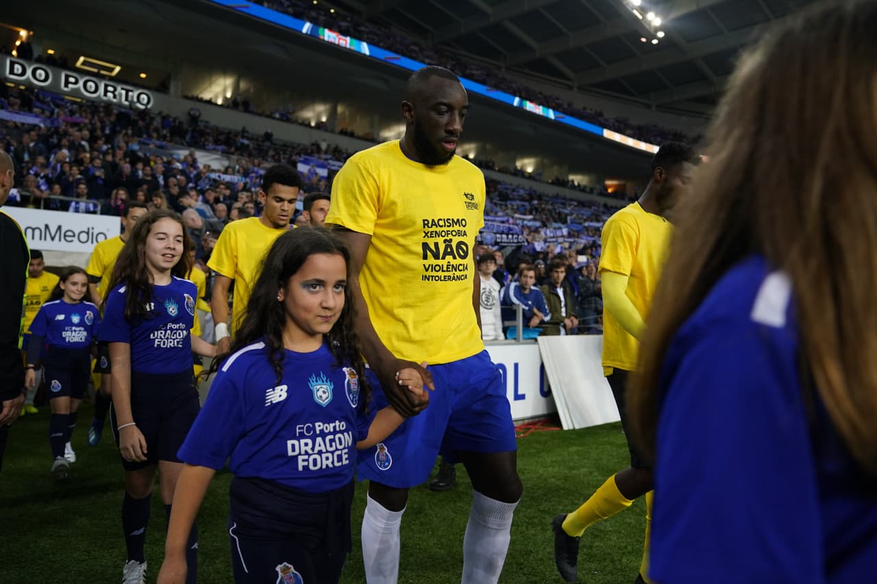 En solidaridad con Marega, por el racismo que sufrió en el partido pasado, el Porto salió con camisetas en contra del racismo, la xenofobia, la violencia y la intolerancia.