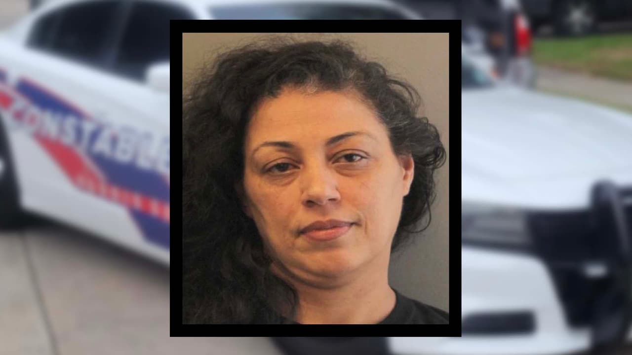 Arrestan a mujer tras chocar contra una patrulla al noroeste de Houston, al parecer estaba ebria