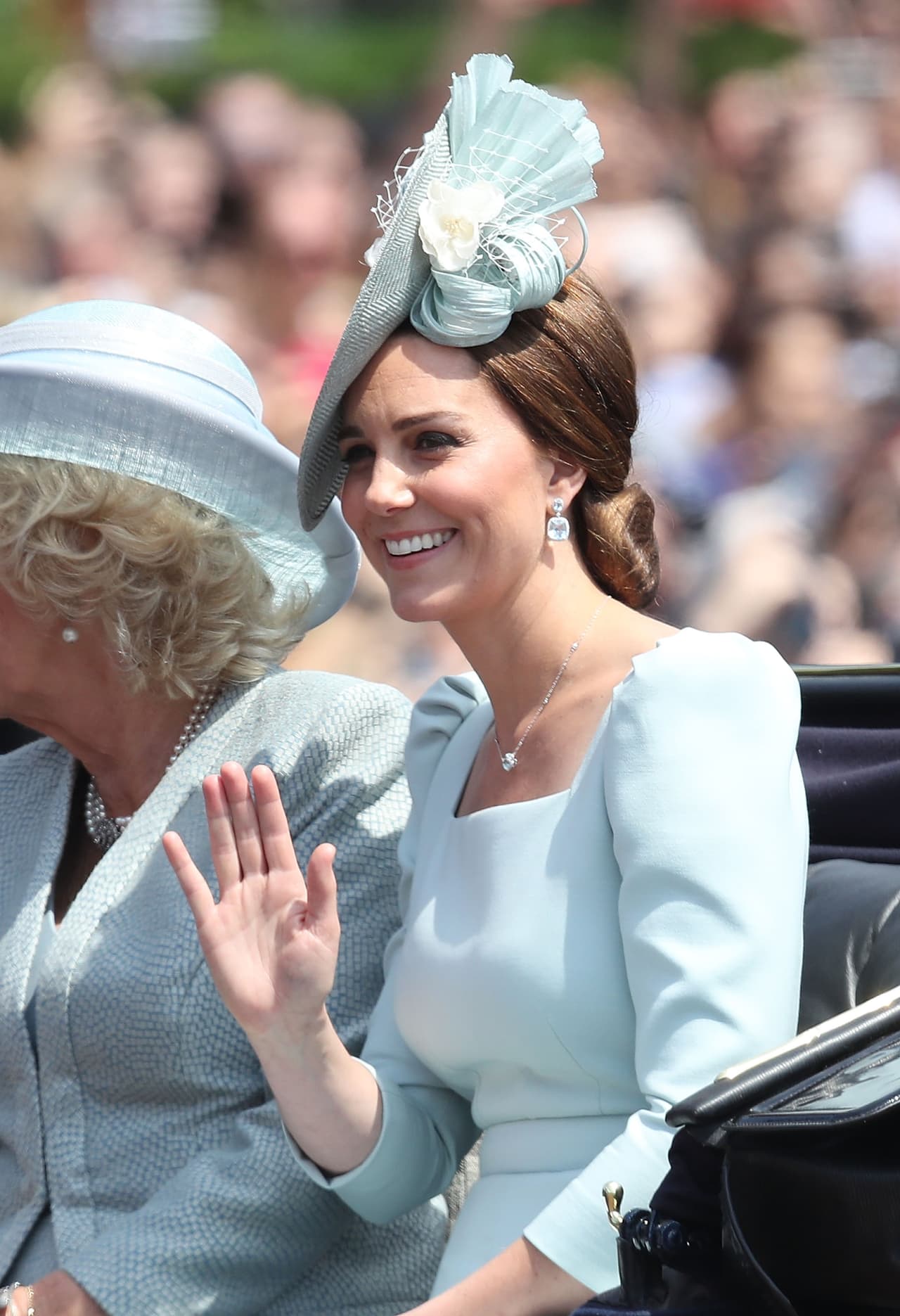Kate, quien ahora es una experta del estilo y el protocolo inglés y una admiradora de los diseños más sobrios de Alexander McQueen, se convirtió en madre el 22 de julio de 2013, con la llegada del príncipe George. La princesa Charlotte nació el 2 de mayo de 2015 y el recién llegado a la familia real, el príncipe Louis, nació el 23 de abril de este año.