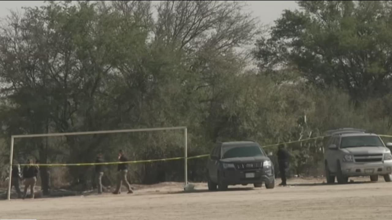 <b>Macabro hallazgo: sacan más de una decena de cadáveres de una cancha de fútbol</b>
<br>
<br>El hallazgo se produce luego de la captura de alias 'El Cano', presunto líder del Cártel de Sinaloa en Monterrey. Más de una docena de cadáveres se han recuperado y el trabajo en la zona continúa.