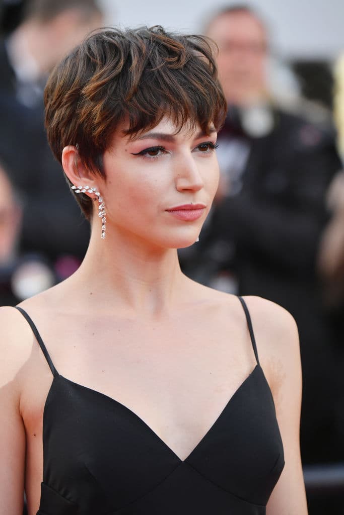 Lo que hace este estilo es rejuvenecer con elegancia y darle frescura al rostro sin esfuerzo.