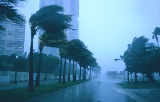 El Centro de Comando Regional de Alamo se ha activado en San Antonio para ayudar con recursos como combustible, higiene y refugio, dijo el Departamento de Manejo de Emergencias de Texas. El segundo refugio estará al norte de Houston.