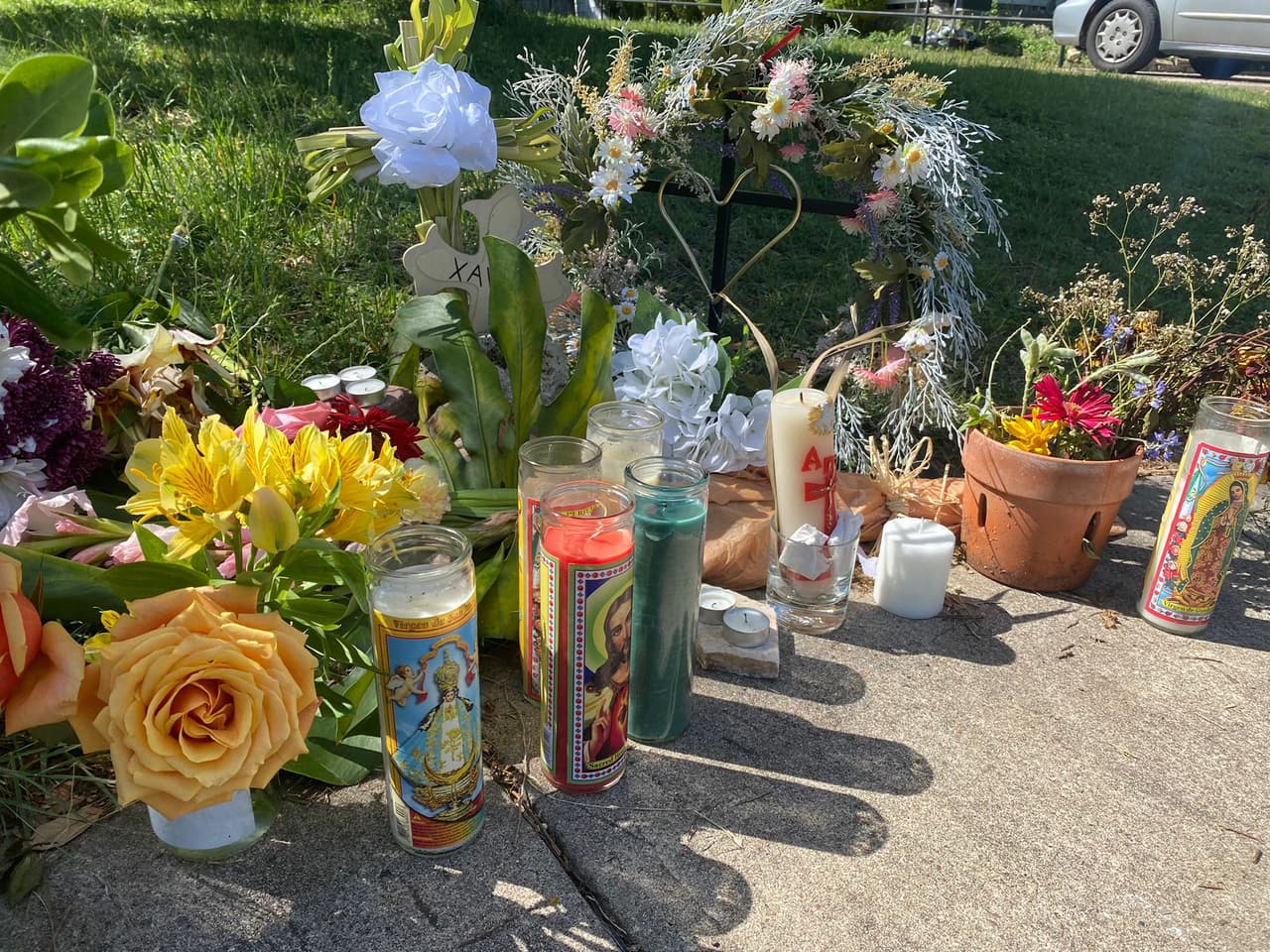 Así luce el altar que prepararon amigos y familiares frente a la residencia.