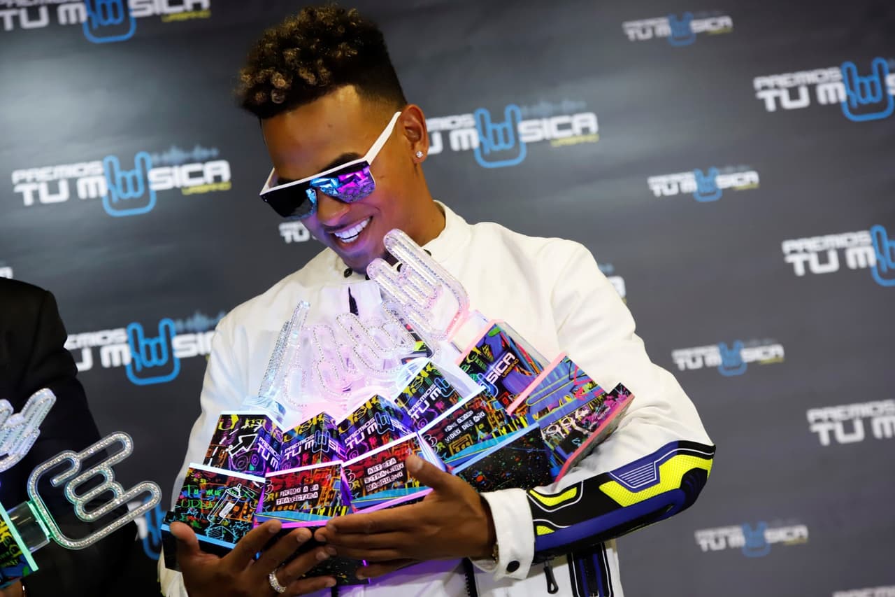 El reggaetonero puertorriqueño Ozuna recibió seis reconocimientos durante la primera edición de los Premios Tu Música Urbano, realizados este jueves, 21 de marzo, en Puerto Rico.