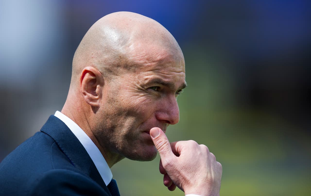 Zinedine Zidane se mostraba pensativo ante la necesidad de ganar para mantenerse en la lucha, Real Madrid aún desea triunfar en la Liga y en Champions League.